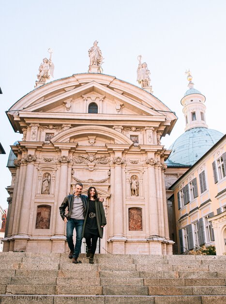Paar auf den Treppen zum Mausoleum neben dem Grazer Dom. | © Graz Tourismus