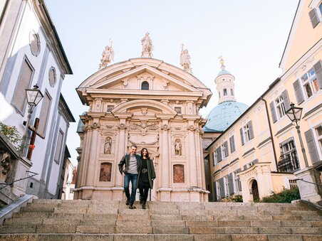 Couple on the steps to the mausoleum next to Graz Cathedral. | © Graz Tourismus
