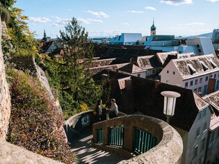 Blick auf Graz vom Schlossbergsteig mit Stadthäusern und schöner Dachlandschaft. | © Graz Tourismus