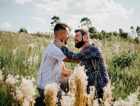 Zwei Männer in einer Wiese, die sich liebevoll anschauen. | © pixabay