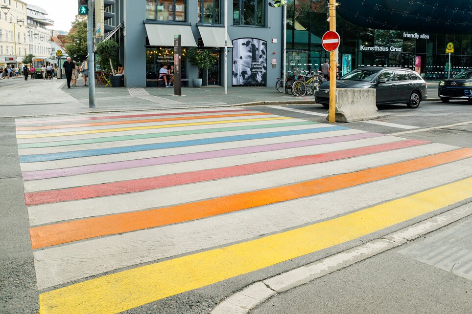 Regenbogen-Zebrastreifen beim Grazer Kunsthaus | © Mias Photoart Bunter Zebrastreifen in Graz, nahe dem Kunsthaus. | © Mias Photoart