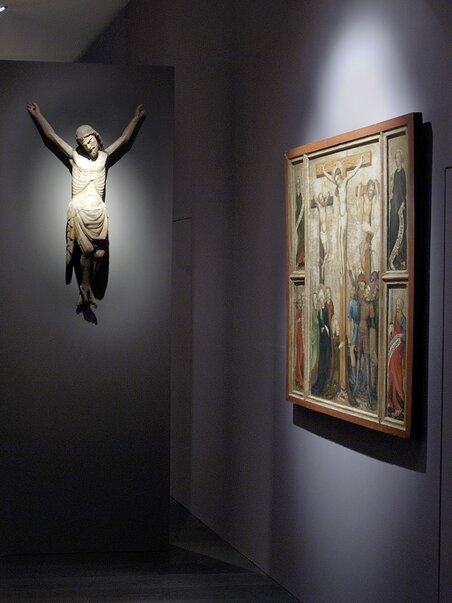Various sculptures and a painting in an exhibition space. | © UMJ