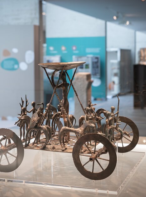Bronzener Kultwagen mit Figuren. | © Universalmuseum Joanneum - N. Lackner