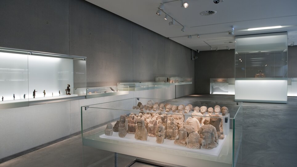 Ein Blick in eine Ausstellung mit Skulpturen und Figuren. | © UMJ - N. Lackner