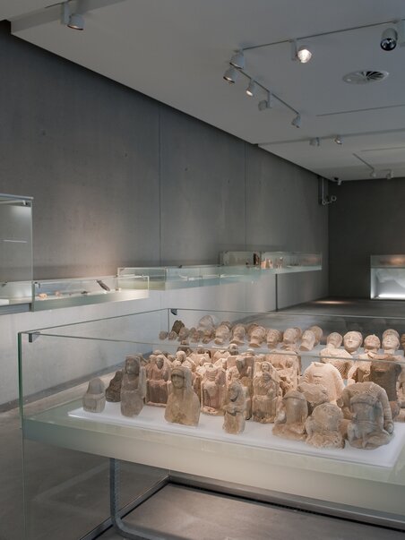 A view of an exhibition showcasing sculptures and figures. | © UMJ - N. Lackner