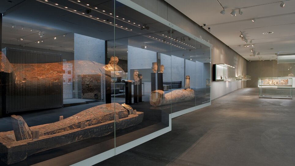Ein Blick auf Artefakte in einer modernen Ausstellung. | © UMJ - N. Lackner
