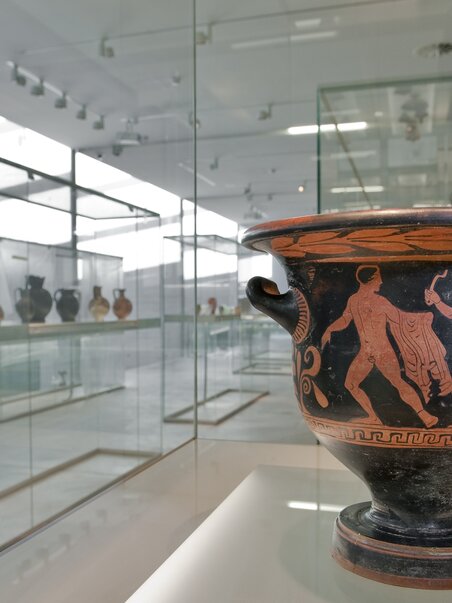 An ancient Greek vase with figures in an exhibition room. | © UMJ - N. Lackner