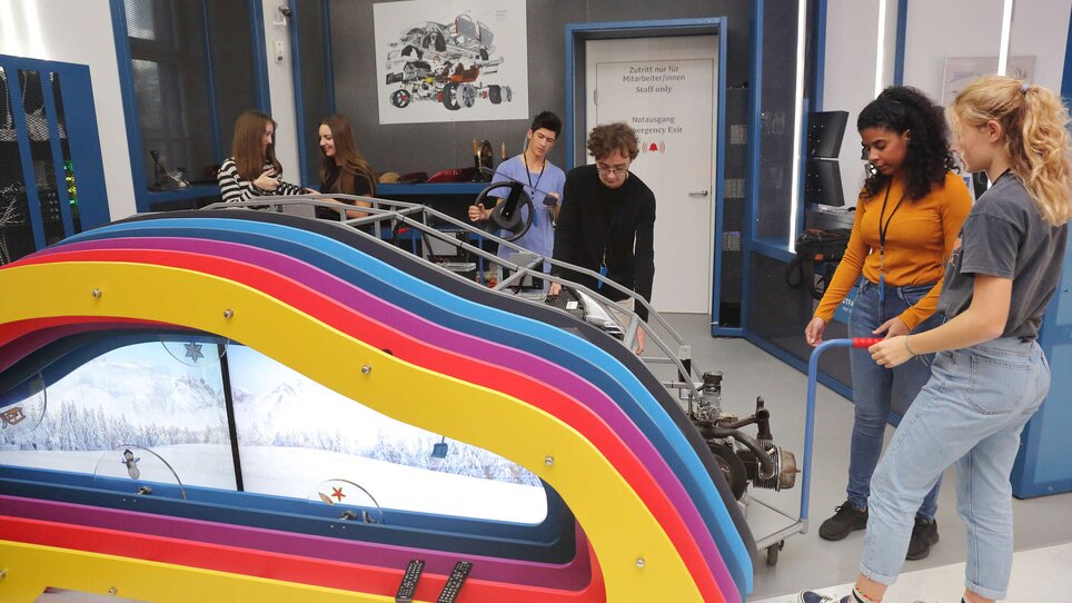 Group of five students working on technical equipment. | © Universalmuseum Joanneum - J. Kucek