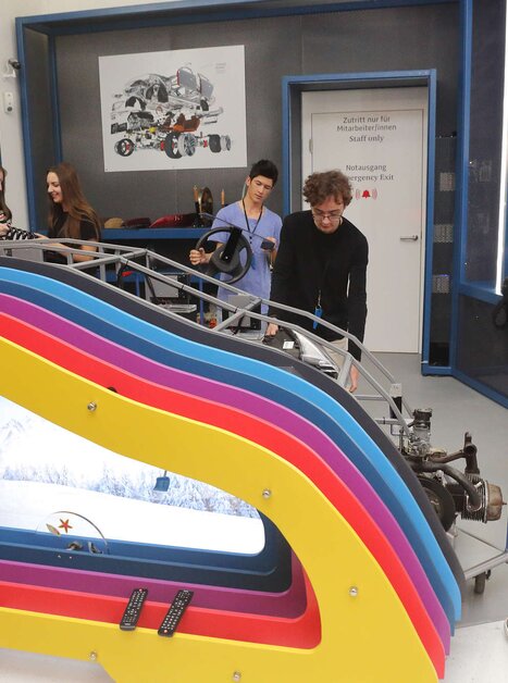 Group of five students working on technical equipment. | © Universalmuseum Joanneum - J. Kucek