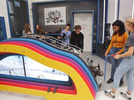 Gruppierung von fünf Studierenden, die an technischen Geräten arbeiten. | © Universalmuseum Joanneum - J. Kucek