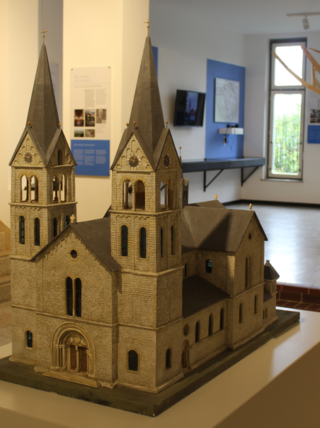 Detailiertes Modell einer Kirche mit zwei Türmen in einer Ausstellung. | © Gottscheer Gedenkstätte