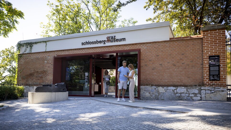 Besucher am Eingang des Graz Museum Schlossberg | © Graz Tourismus - Tom Lamm