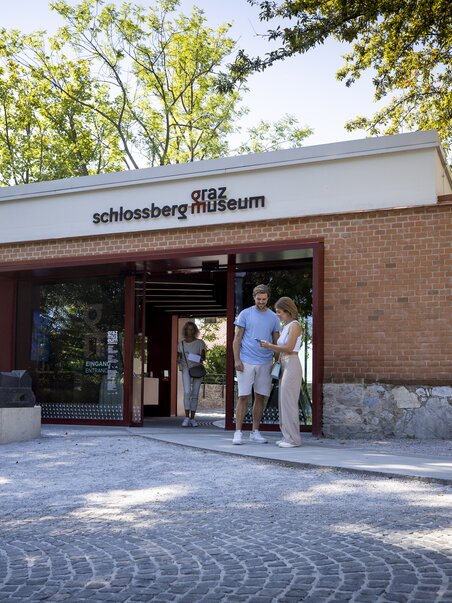Besucher am Eingang des Graz Museum Schlossberg | © Graz Tourismus - Tom Lamm