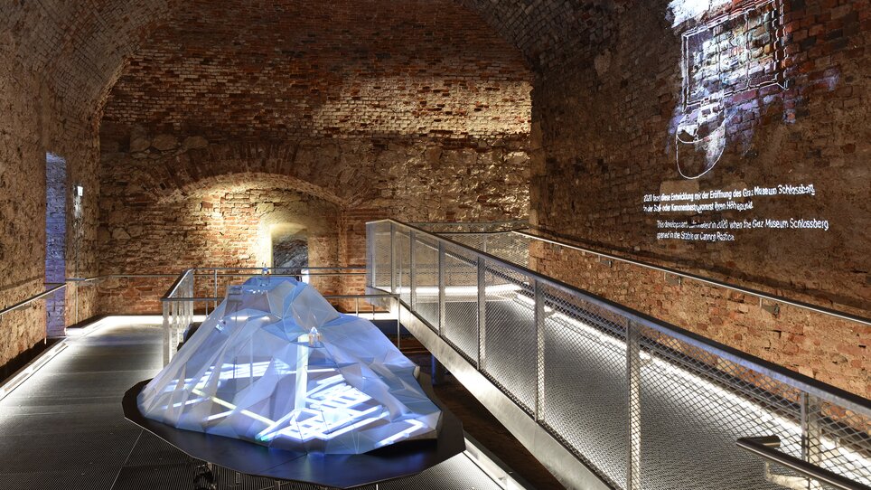 Modern installation in a historical setting with projections. | © Graz Museum Schlossberg - Franziska Schurig
