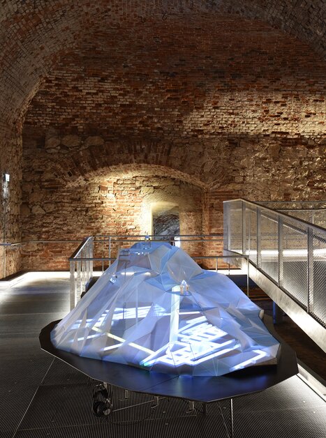 Modern installation in a historical setting with projections. | © Graz Museum Schlossberg - Franziska Schurig