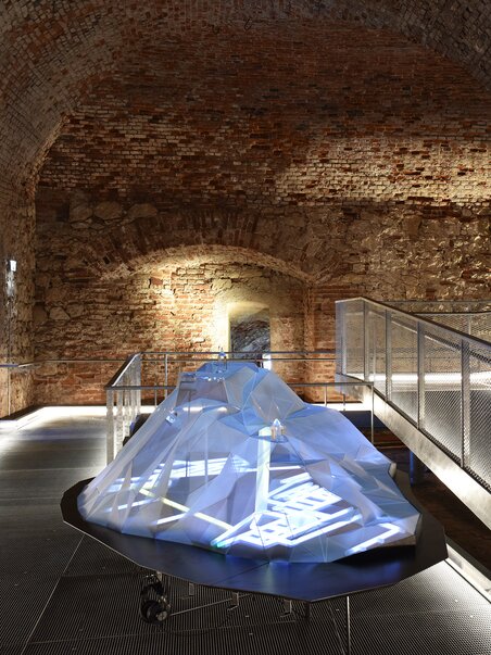 Modern installation in a historical setting with projections. | © Graz Museum Schlossberg - Franziska Schurig