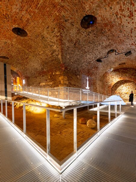 A modern museum in a vault with a metal walkway. | © Graz Tourismus - Harry Schiffer