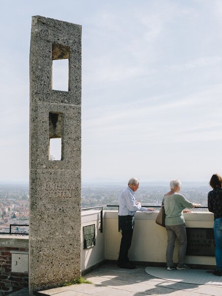 Besucher genießen die Aussicht auf Graz vom Schlossberg aus. | © Sebastian Reiser