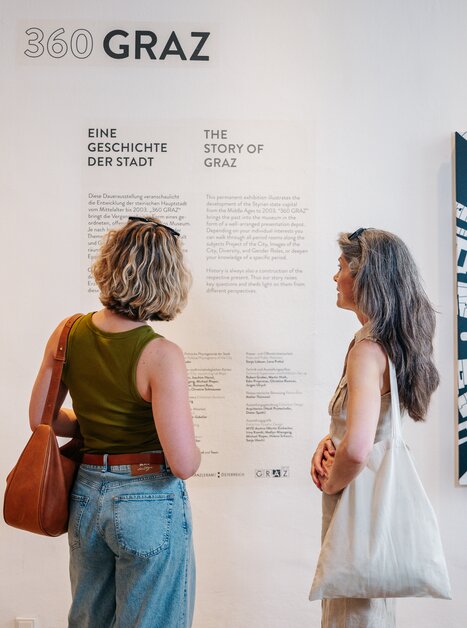 Zwei Frauen betrachten die Ausstellung im Graz Museum. | © Graz Tourismus - Mias Photoart