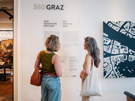 Two women viewing the exhibition at the Graz Museum. | © Graz Tourismus - Mias Photoart