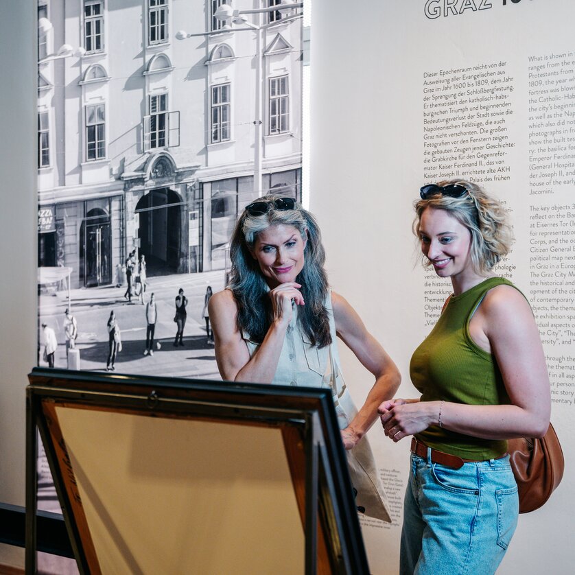 Visitatori al Museo di Graz | © Graz Tourismus - Mias Photoart Due donne osservano opere d'arte al Museo di Graz. | © Graz Tourismus - Mias Photoart