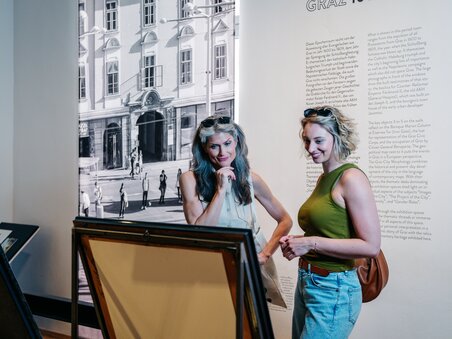 Two women observing art pieces at the Graz Museum. | © Graz Tourismus - Mias Photoart