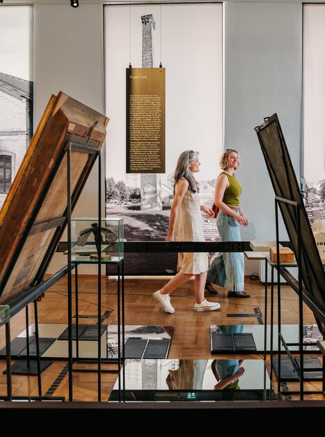 Besucherinnen im Graz Museum zwischen Exponaten und Bildern. | © Graz Tourismus - Mias Photoart