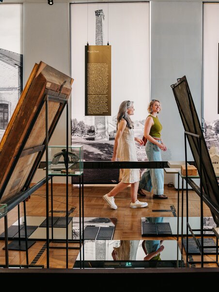 Visitors in Graz Museum among exhibits and photographs. | © Graz Tourismus - Mias Photoart