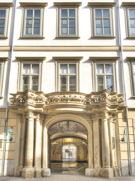 Entrance to Graz Museum featuring classic architecture. | © Andreas Vormayr