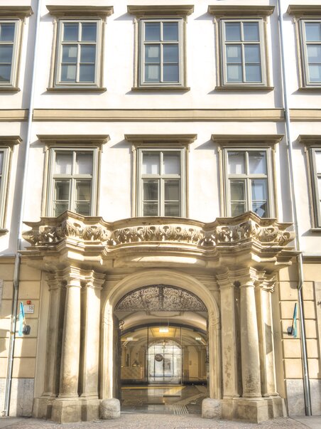 Entrance to Graz Museum featuring classic architecture. | © Andreas Vormayr