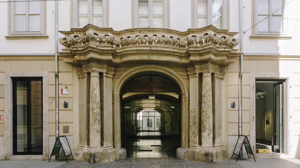 Architecture of an entrance area in Graz with columns and decorations. | © Sebastian Reiser