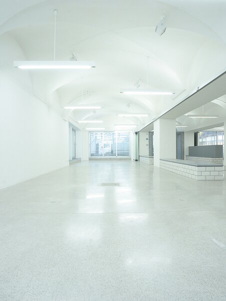 Weißer, moderner Raum mit minimalistischer Architektur. | © J.J. Kucek