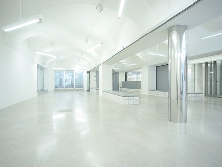 Heller, offener Raum im Haus der Architektur, mit Stahl- und Betonelementen. | © J.J. Kucek