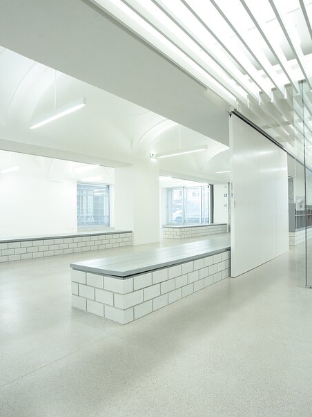 Helle, moderne Innenarchitektur mit einem offenen Raum und minimalistischen Elementen. | © J.J. Kucek