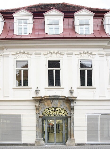 Historisches Gebäude mit rotem Dach und eleganter Fassade in Graz. | © J.J. Kucek