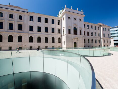 Modern architecture of the Joanneumsviertel in Graz with a clear sky. | © Graz Tourismus - Harry Schiffer