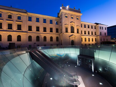 Modernes Gebäude mit Glas-Design und Aufgängen in Graz. | © Graz Tourismus - Harry Schiffer