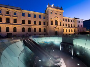 Modernes Gebäude mit Glas-Design und Aufgängen in Graz. | © Graz Tourismus - Harry Schiffer