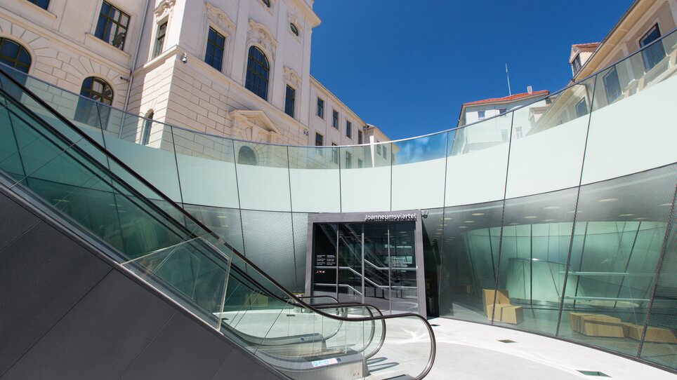 Entrance to Joanneumsviertel in Graz featuring modern architectural details. | © Graz Tourismus - Harry Schiffer