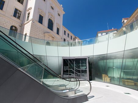 Entrance to Joanneumsviertel in Graz featuring modern architectural details. | © Graz Tourismus - Harry Schiffer