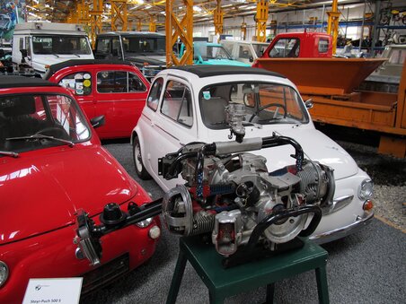 Featuring classic cars and an engine at the Johann Puch Museum. | © Johann Puch Museum