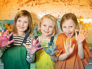 Glückliche Kinder mit farbigen Händen | © FRida und freD - Hannes Loske