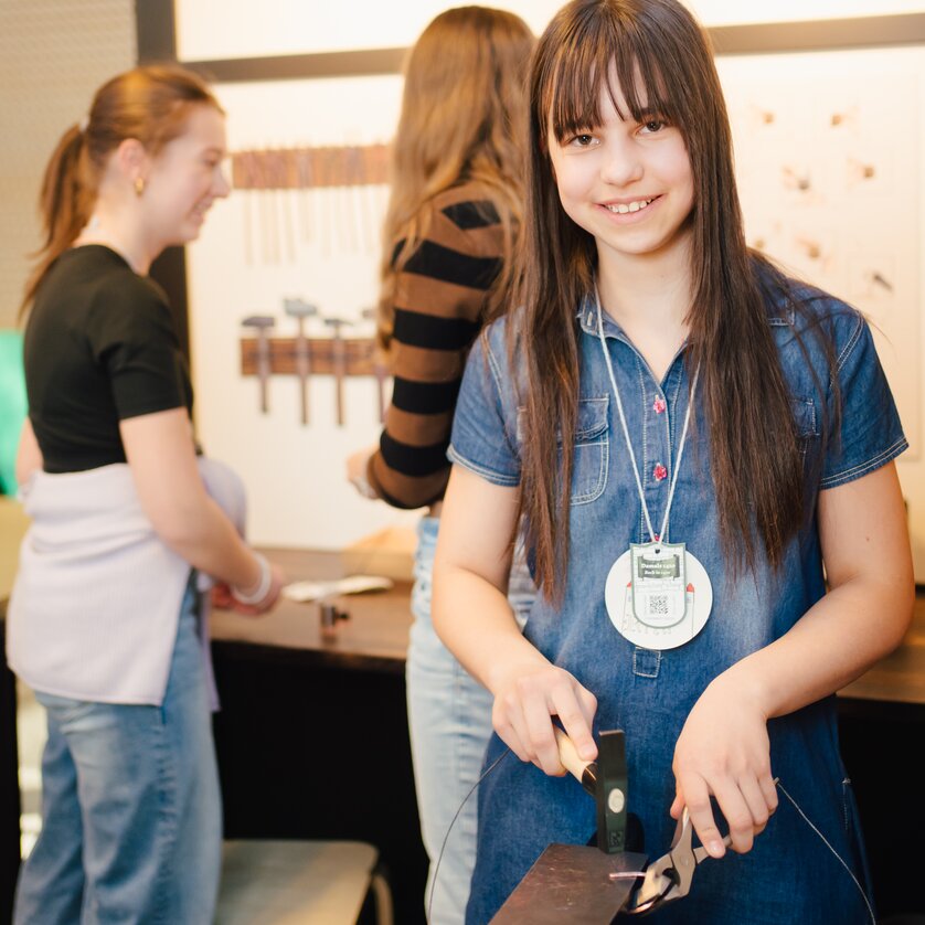 Drei Mädchen in der Ausstellung "Damals 1410" im Kindermuseum FRida & freD | © FRida & freD - Edi Haberl