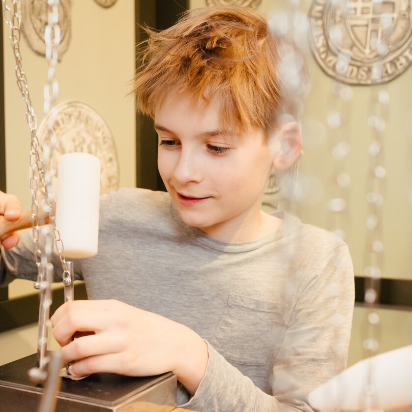 Ein Bub in der Ausstellung "Damals 1410" im Kindermuseum FRida & freD | © FRida & freD - Edi Haberl