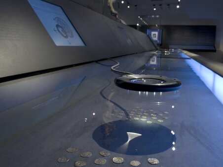 Silver coins in the exhibition room of the coin cabinet. | © UMJ - Nicolas Lackner