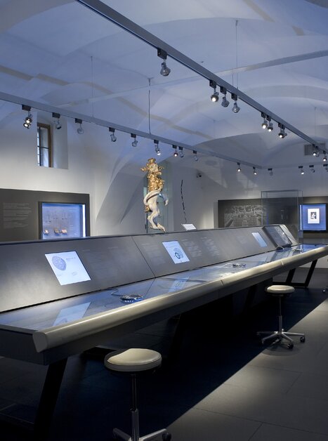 Modern exhibition in the coin cabinet featuring interactive displays. | © UMJ - Nicolas Lackner