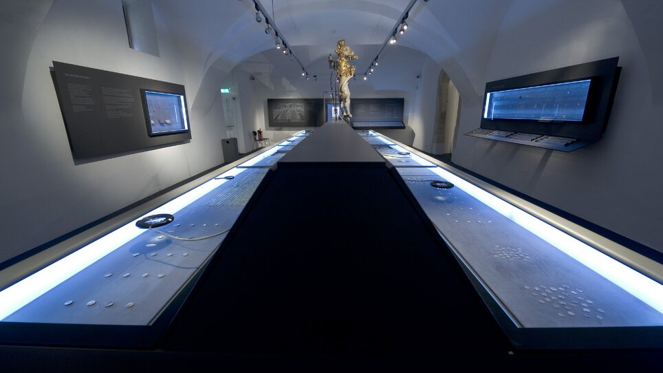 Insights into the coin cabinet with exhibitions and illuminated display cases. | © UMJ - Nicolas Lackner