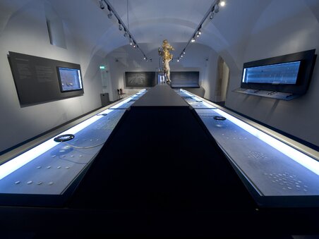 Insights into the coin cabinet with exhibitions and illuminated display cases. | © UMJ - Nicolas Lackner