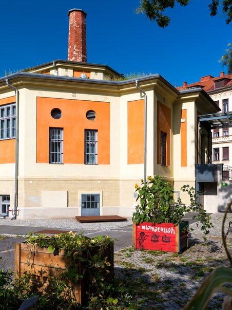 The Museum of Perception in Graz, an orange building with garden and urban surrounding. | © Graz Tourismus - Harry Schiffer