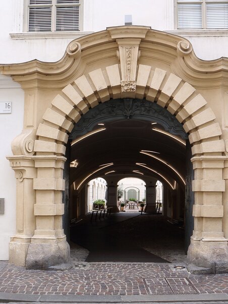 Historic archway with advertisement for a museum in Graz. | © UMJ - J. Kucek